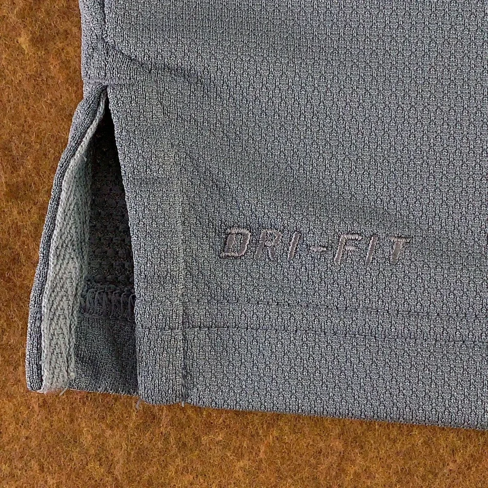 Nike Dri Fit Mens‎ Size Medium Gray Short Sleeve Performance Polo Shirt *Flaw